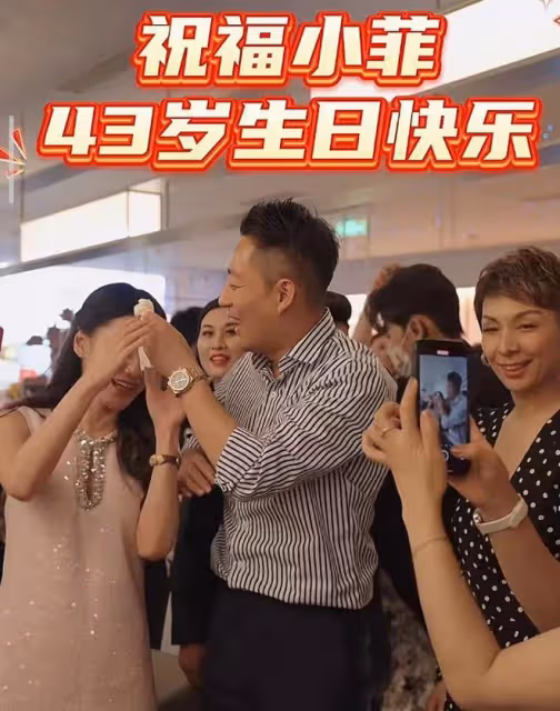 汪小菲43歲生日,與嬌妻一起切蛋糕秀恩愛,馬筱梅投喂婆婆好孝順