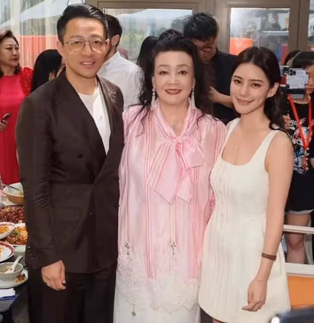 汪小菲43歲生日,與嬌妻一起切蛋糕秀恩愛,馬筱梅投喂婆婆好孝順