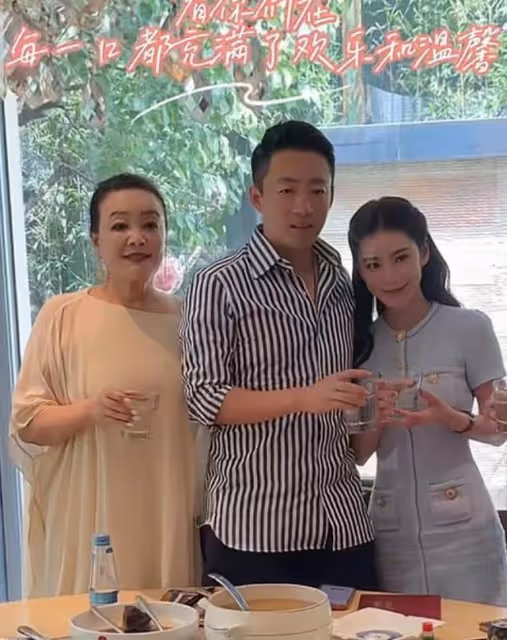 汪小菲43歲生日,與嬌妻一起切蛋糕秀恩愛,馬筱梅投喂婆婆好孝順