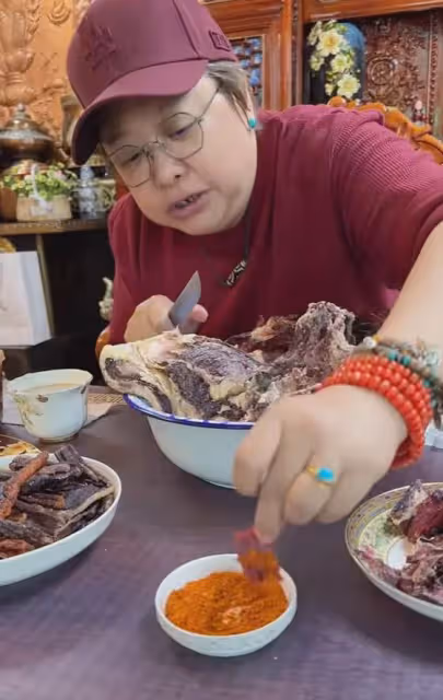 韓紅西藏的家公開樸實又豪華,大口生吃牛肉,手上戴9萬元的手串