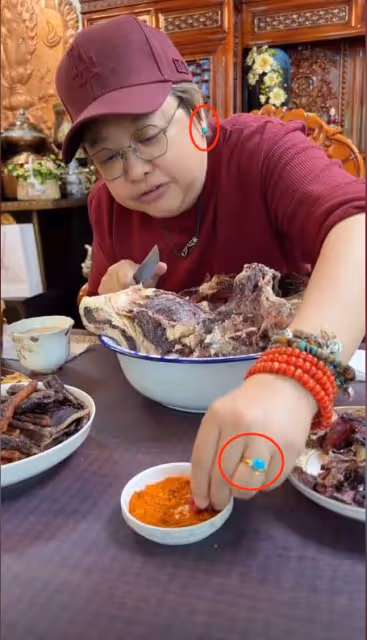 韓紅西藏的家公開樸實又豪華,大口生吃牛肉,手上戴9萬元的手串