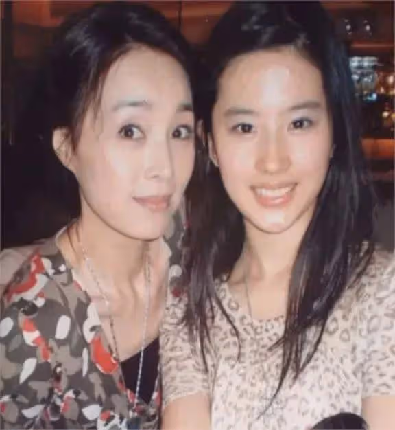 劉亦菲早年跟小姨合影,小姨比媽媽還漂亮,而且全是純天然
