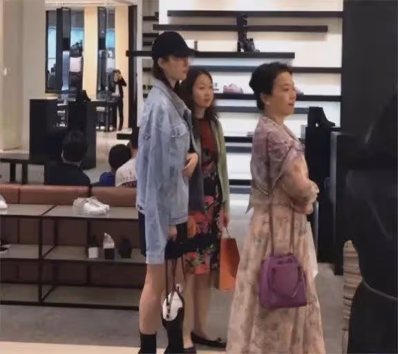 劉亦菲早年跟小姨合影,小姨比媽媽還漂亮,而且全是純天然