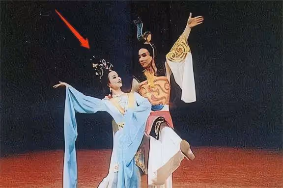 劉亦菲早年跟小姨合影,小姨比媽媽還漂亮,而且全是純天然