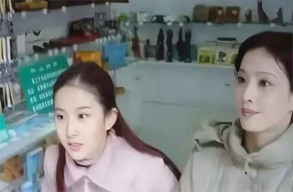 劉亦菲早年跟小姨合影,小姨比媽媽還漂亮,而且全是純天然