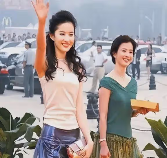 劉亦菲早年跟小姨合影,小姨比媽媽還漂亮,而且全是純天然