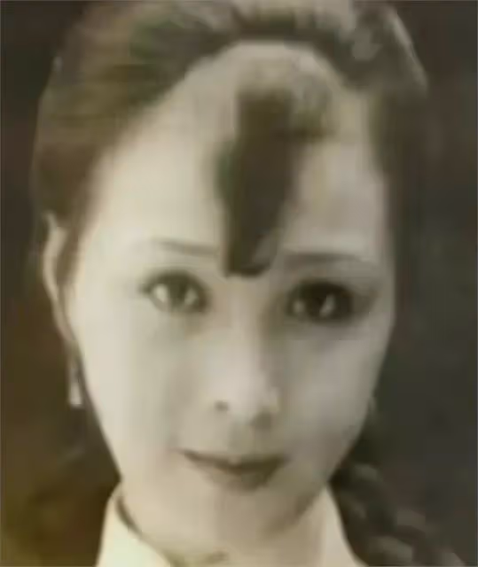 劉亦菲早年跟小姨合影,小姨比媽媽還漂亮,而且全是純天然