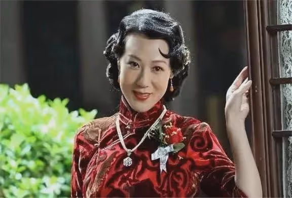她7歲從天津到香港,是TVB「御用情婦」,演上百部作品卻是二三線