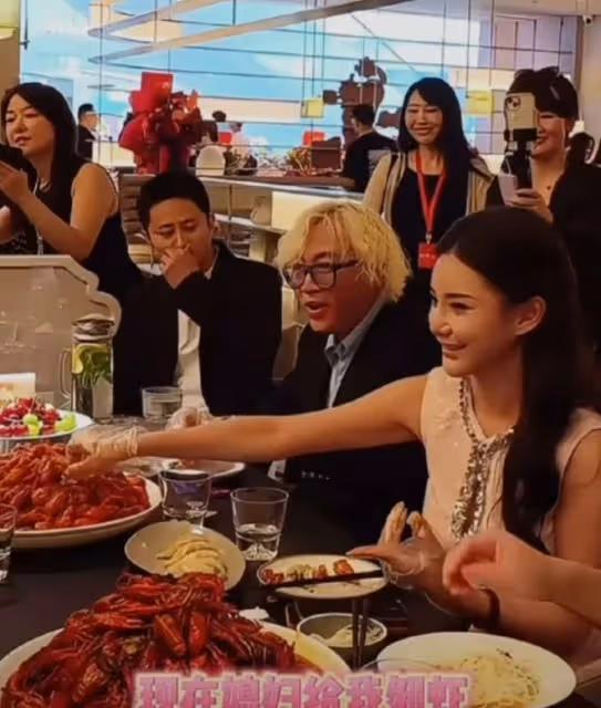 馬筱梅剝蝦獻孝心,汪小菲家宴顯和睦,新媳婦贏得家人心