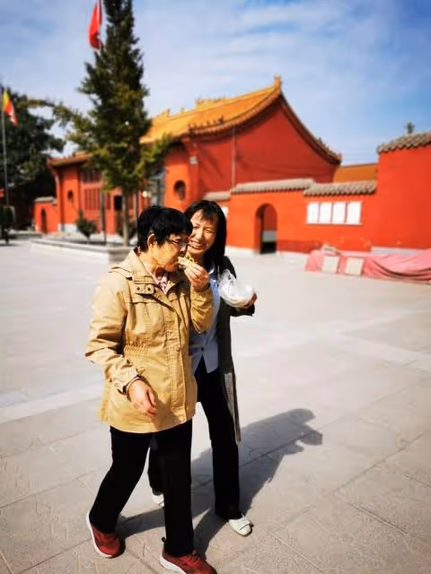 兒媳讓剛退休的我和她沒有退休金的媽一起帶孩子,我拒絕後去打工