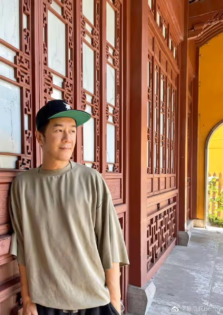 段譽和虛竹罕見合體!陳浩民與樊少皇聚會,後者手臂肌肉吸睛