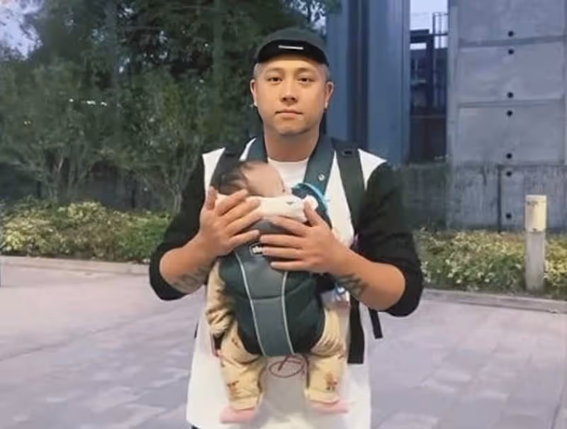 香港男星張致恆因欠租被趕走,一家六口無家可歸,妻子曬恐怖留言