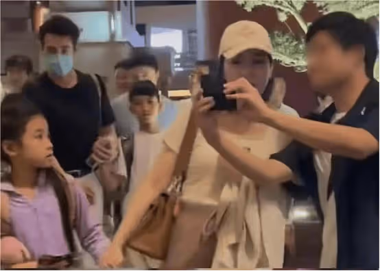 TVB視帝夫妻上海參加活動,低估粉絲熱情,老婆被男粉絲近身圍堵,老公勇救妻兒