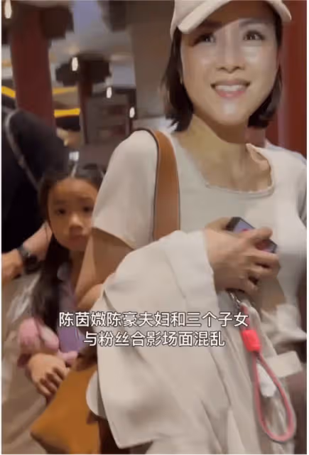 TVB視帝夫妻上海參加活動,低估粉絲熱情,老婆被男粉絲近身圍堵,老公勇救妻兒