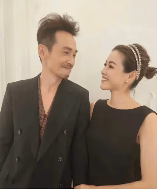 TVB視帝夫妻上海參加活動,低估粉絲熱情,老婆被男粉絲近身圍堵,老公勇救妻兒