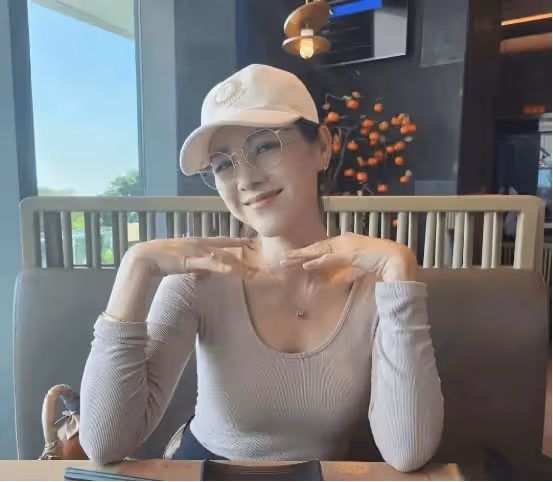 TVB視帝夫妻上海參加活動,低估粉絲熱情,老婆被男粉絲近身圍堵,老公勇救妻兒