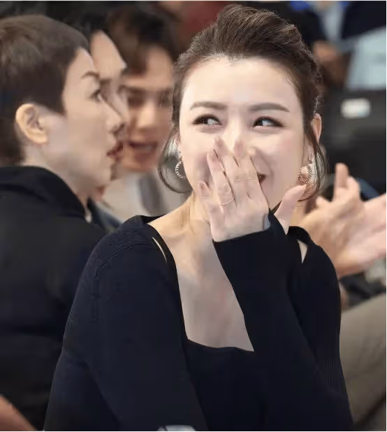 TVB視帝夫妻上海參加活動,低估粉絲熱情,老婆被男粉絲近身圍堵,老公勇救妻兒
