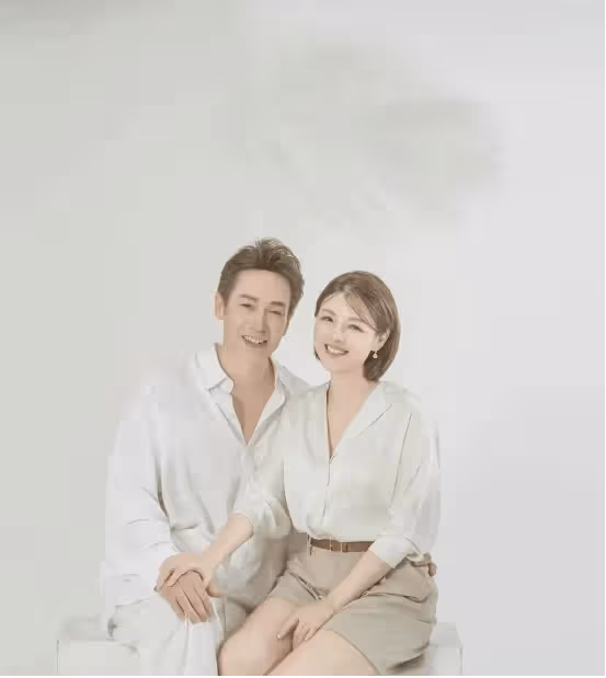 TVB視帝夫妻上海參加活動,低估粉絲熱情,老婆被男粉絲近身圍堵,老公勇救妻兒