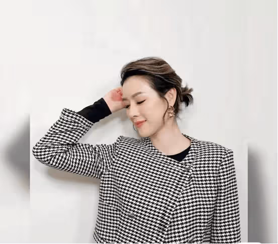 TVB視帝夫妻上海參加活動,低估粉絲熱情,老婆被男粉絲近身圍堵,老公勇救妻兒