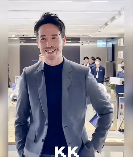 TVB視帝夫妻上海參加活動,低估粉絲熱情,老婆被男粉絲近身圍堵,老公勇救妻兒