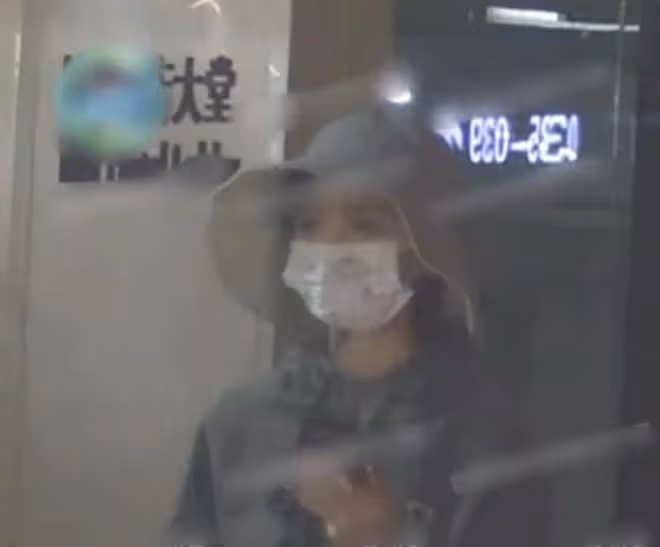 撒狗糧!萬茜深夜牽手老公進酒店超膩歪,真夫妻就是比電視好看