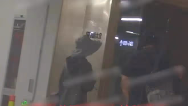 撒狗糧!萬茜深夜牽手老公進酒店超膩歪,真夫妻就是比電視好看