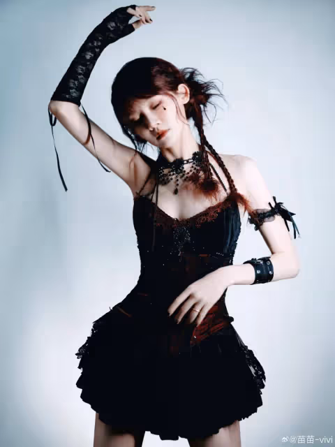苗苗化身叛逆少女大秀修長美腿！濃妝艷抹身材曼妙太性感