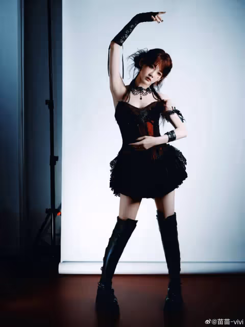 苗苗化身叛逆少女大秀修長美腿！濃妝艷抹身材曼妙太性感
