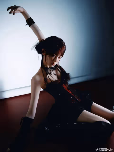 苗苗化身叛逆少女大秀修長美腿！濃妝艷抹身材曼妙太性感