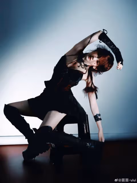 苗苗化身叛逆少女大秀修長美腿！濃妝艷抹身材曼妙太性感