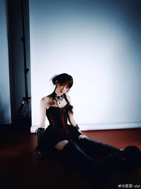 苗苗化身叛逆少女大秀修長美腿！濃妝艷抹身材曼妙太性感