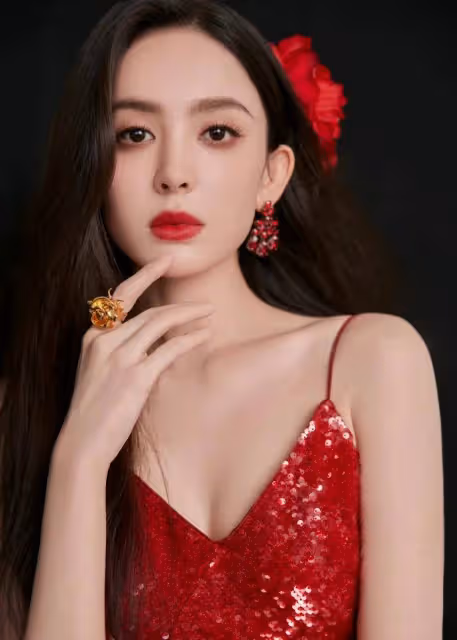 娜扎穿弔帶深V紅裙露出事業線大美腿！魔鬼身材性感火辣