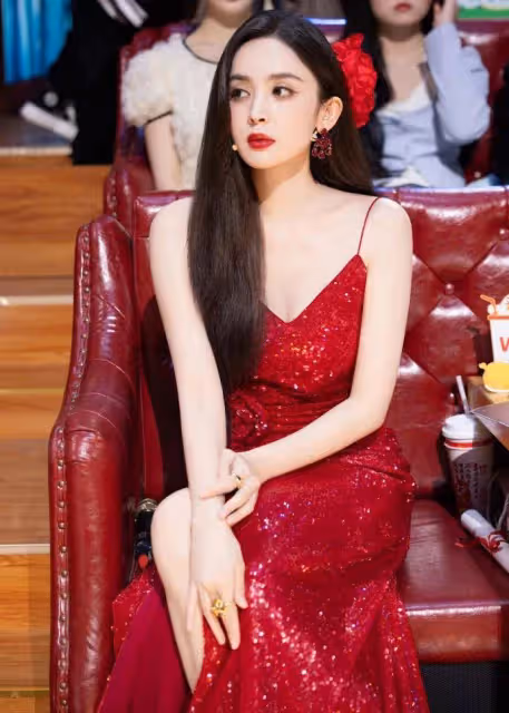 娜扎穿弔帶深V紅裙露出事業線大美腿！魔鬼身材性感火辣