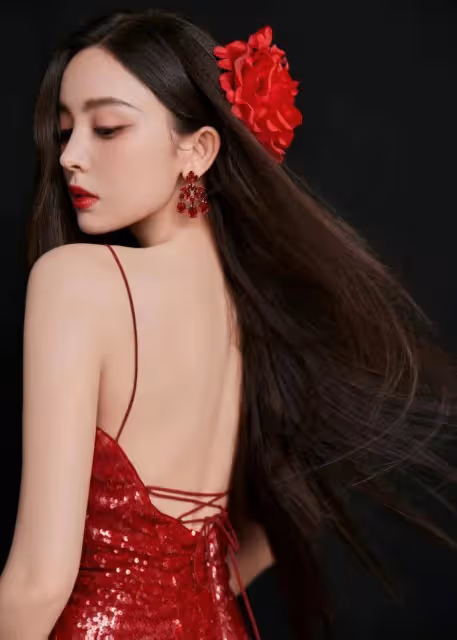 娜扎穿弔帶深V紅裙露出事業線大美腿！魔鬼身材性感火辣
