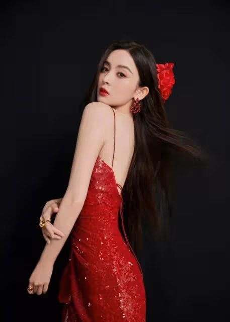 娜扎穿弔帶深V紅裙露出事業線大美腿！魔鬼身材性感火辣