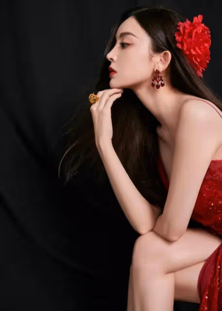 娜扎穿弔帶深V紅裙露出事業線大美腿！魔鬼身材性感火辣