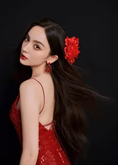 娜扎穿弔帶深V紅裙露出事業線大美腿！魔鬼身材性感火辣