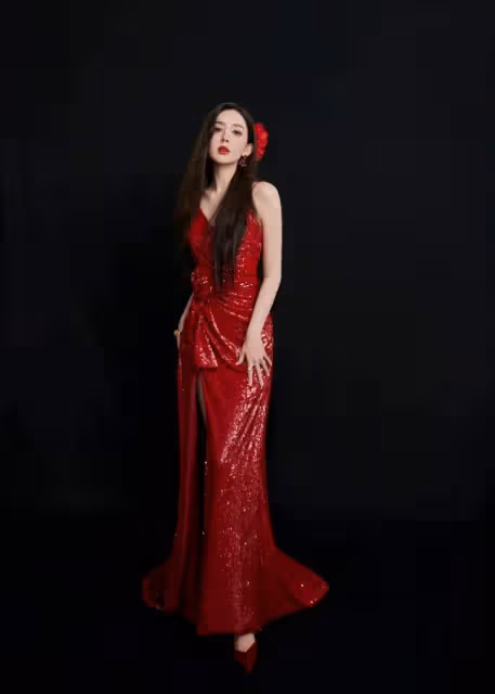 娜扎穿弔帶深V紅裙露出事業線大美腿！魔鬼身材性感火辣
