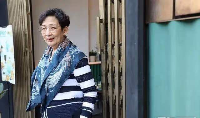 79歲TVB老戲骨曾被記者不禮貌對待,拍大合照被趕走截掉:真沒禮貌