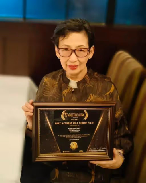 79歲TVB老戲骨曾被記者不禮貌對待,拍大合照被趕走截掉:真沒禮貌