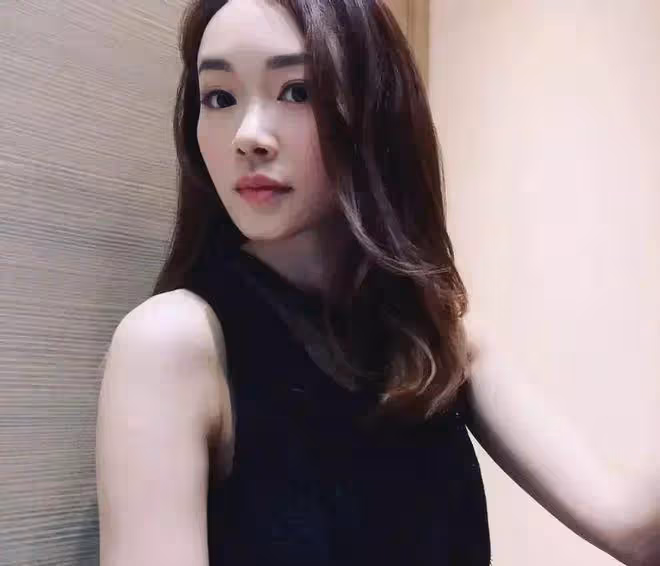 前TVB港姐冠軍為養育子女,每晚熬通宵直播掙錢,兩孩生父至今仍是謎