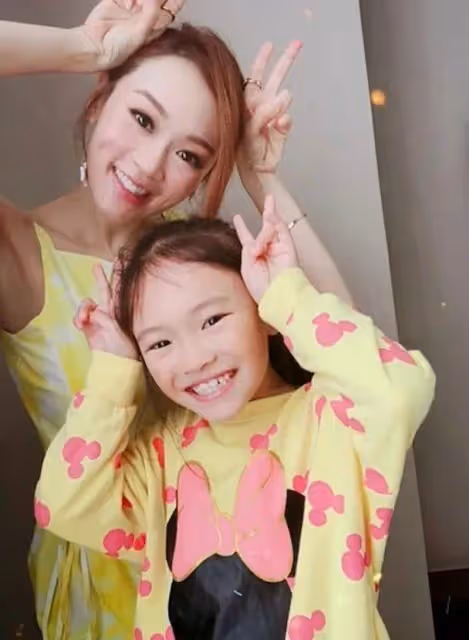 前TVB港姐冠軍為養育子女,每晚熬通宵直播掙錢,兩孩生父至今仍是謎