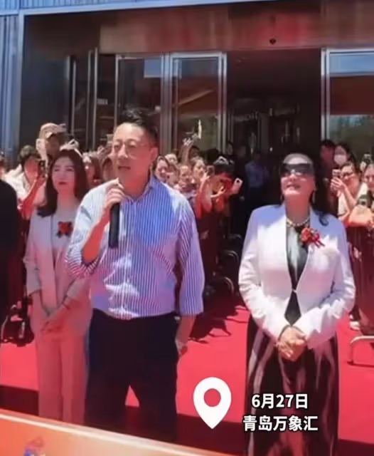 汪小菲迎43歲生日，新店開業心情大好，小梅哄婆婆開心情商太高