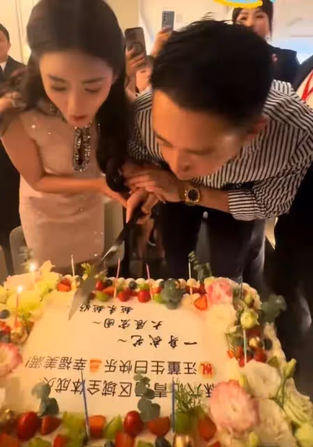 汪小菲迎43歲生日，新店開業心情大好，小梅哄婆婆開心情商太高