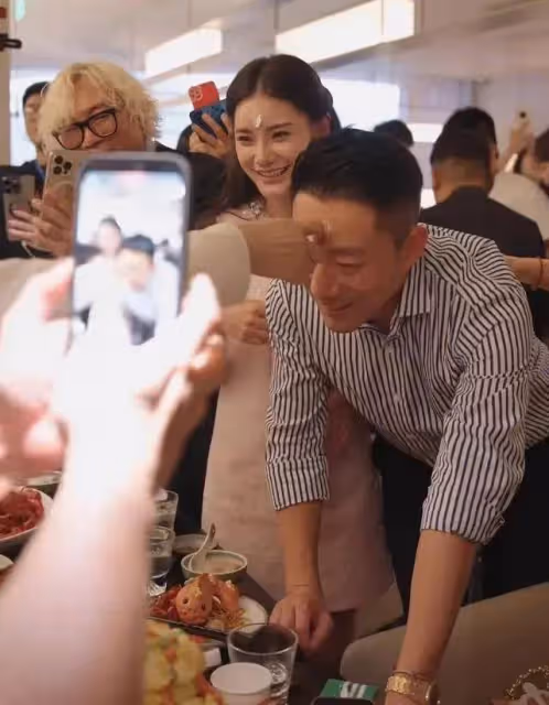 汪小菲迎43歲生日，新店開業心情大好，小梅哄婆婆開心情商太高