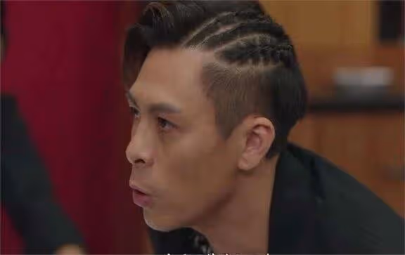 暈倒後不幸離世！TVB老戲骨鄭啟泰遺作開播！出場15分鐘告別熒幕