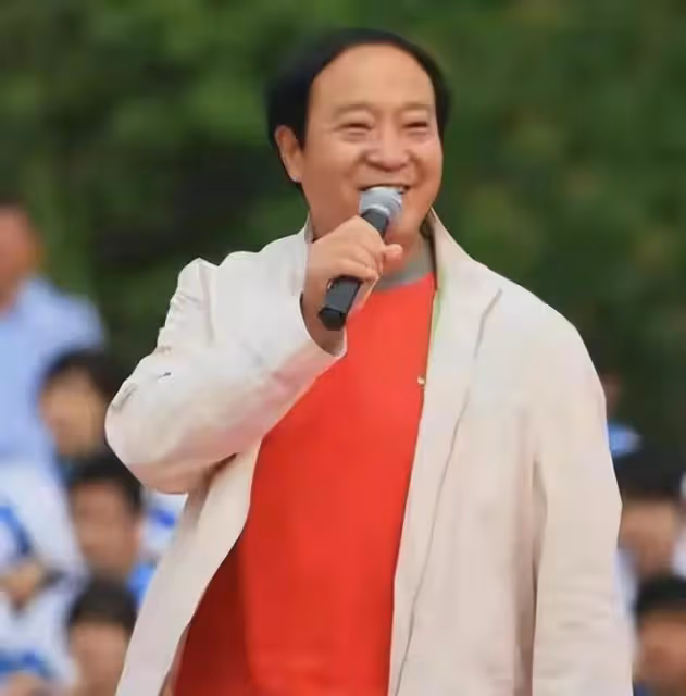 74歲牛群滿臉滄桑,曾紅極一時,離開馮鞏後,為何淪落至此?