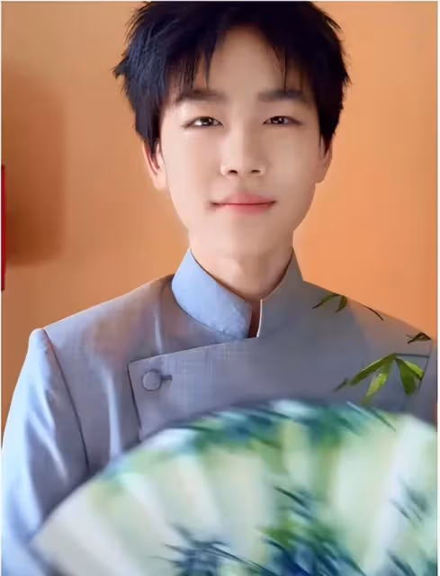 「小范閒」韓昊霖長大了,越來越像張若昀,14歲身高170太帥啦!