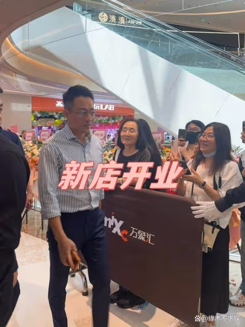 汪小菲三喜臨門,張蘭和馬筱梅牽手亮相,馬筱梅穿粉裙賣斷貨!