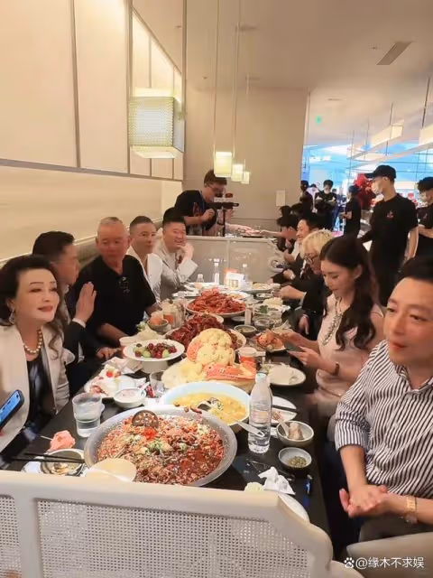 汪小菲三喜臨門,張蘭和馬筱梅牽手亮相,馬筱梅穿粉裙賣斷貨!